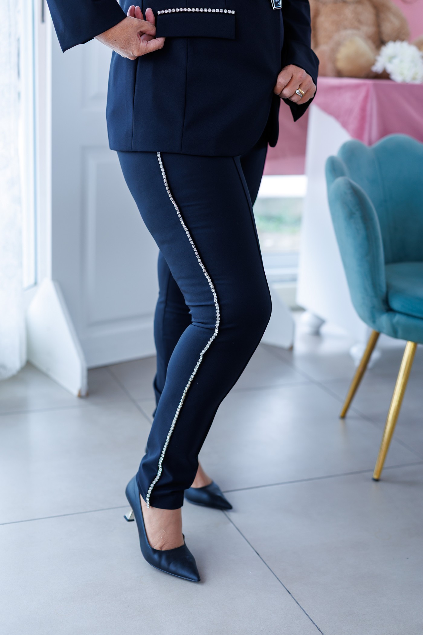 Tailleur shiki con banda brillantinata sul pantalone - immagine 2