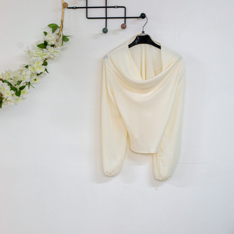 Blusa fluida con scollo a sciarpa peperosa